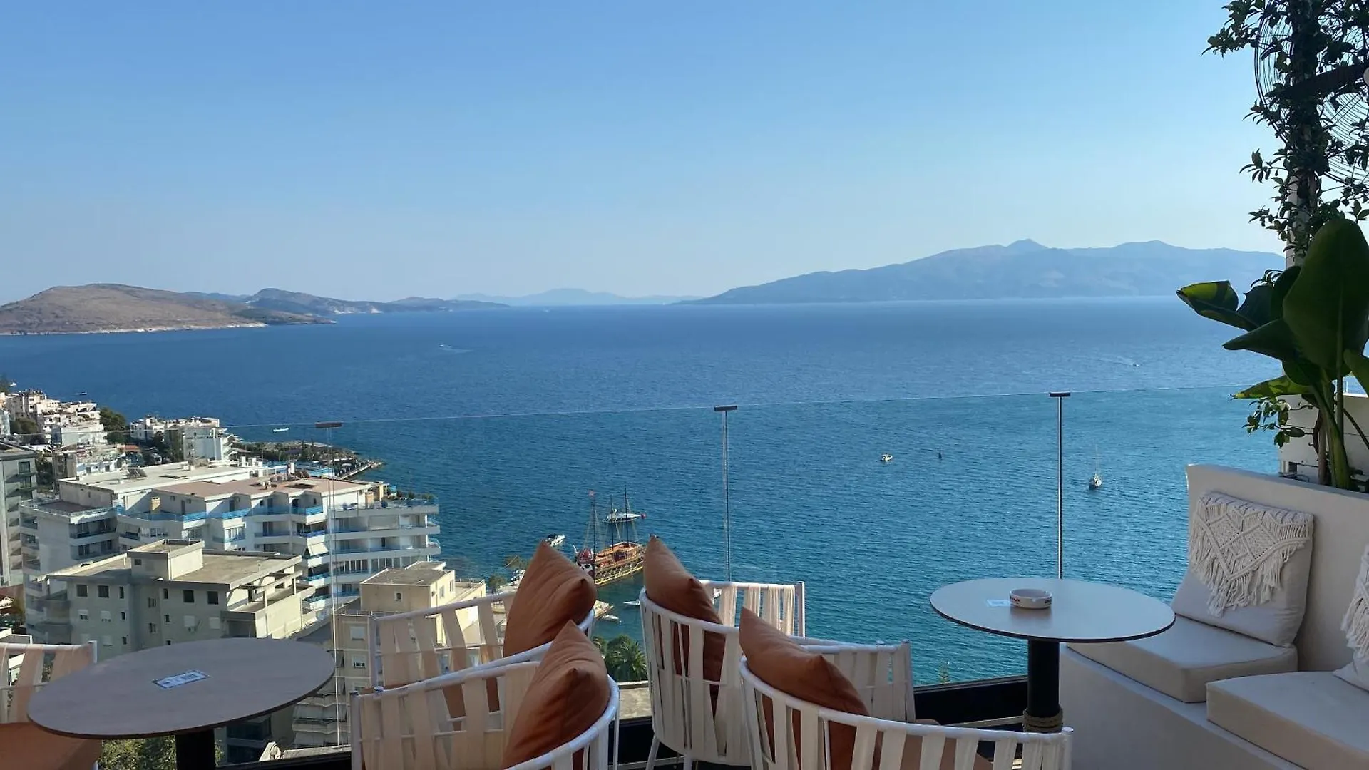 Blue Breeze Attic Apartments Sarandë
